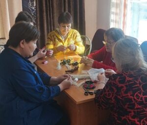 Клуб  ветеранов совместно с женсоветом » Изготовление якутских берегов для СВО»